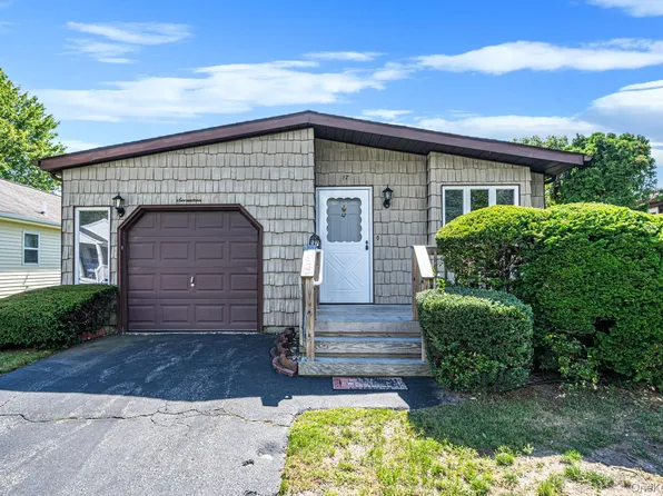 17 Dogwood Lane, Manorville, NY 11949