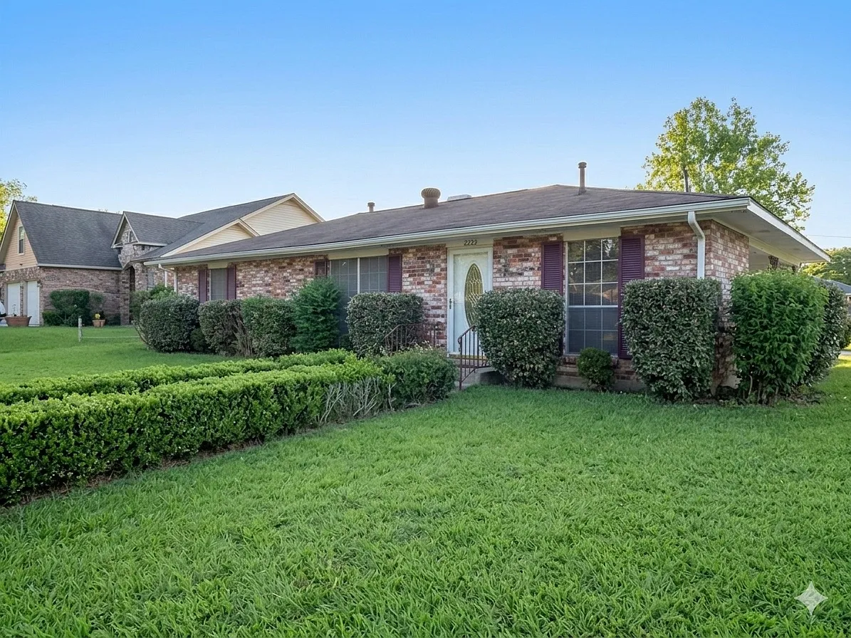 Building Photo - 2204 Greenway Dr