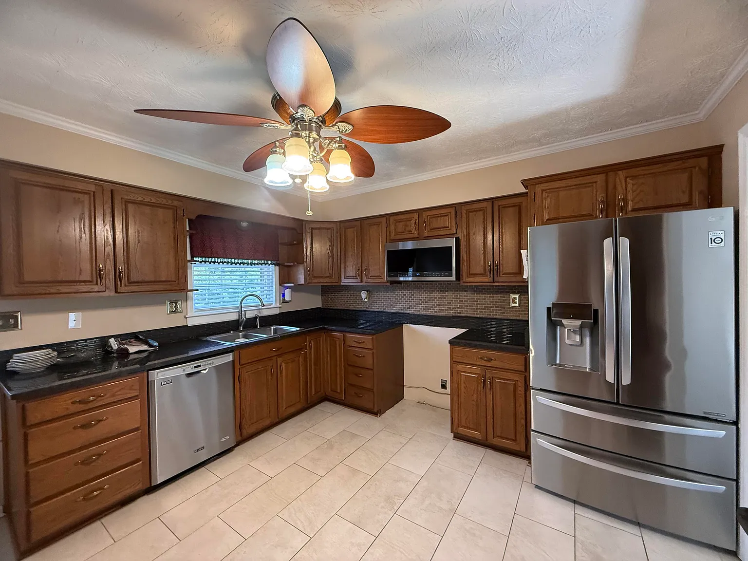 4 bed, 2.5 bath, 2250 sqft, $2,450 — Photo 3
