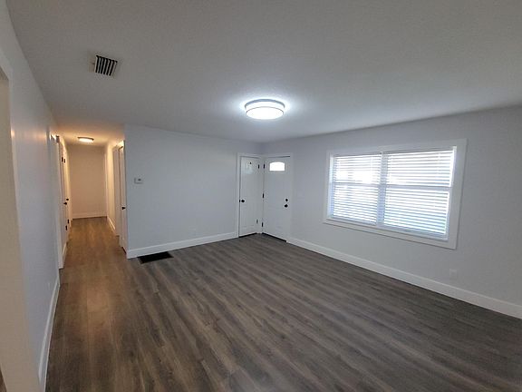 3rd image of 178 SE Golf Club Ave