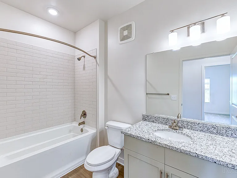 1x1 bathroom with shower/tub