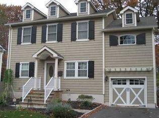 8 Commonwealth Rd, Kenilworth, NJ 07033