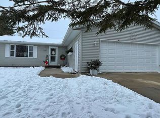 1377 Pinehurst Ln, Neenah, WI 54956