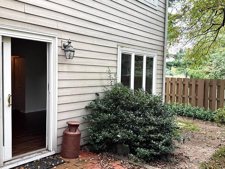 130 Westbury Ct — Photo 13