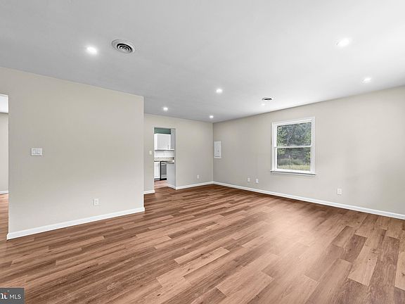 3rd image of 88 Delaware Dr