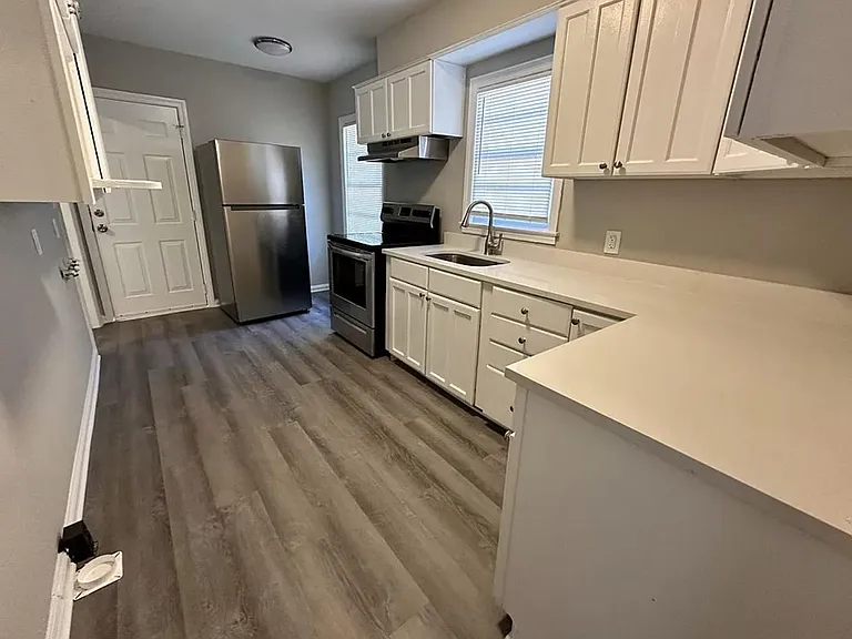 2826 Walker St — Photo 8