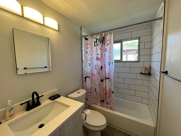 Beautifully Renovated 2 bedroom in Aurora! Right on the park and close to Stanley Marketplace! — Photo 13