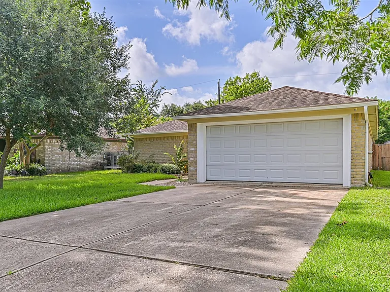 1113 N Heron Dr — Photo 2