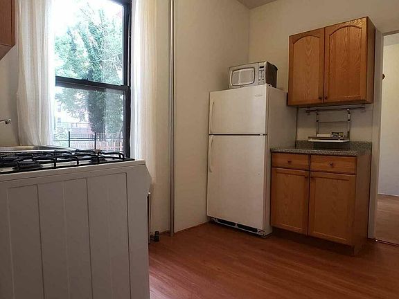 2nd image of 215 Kingsland Ave #1B