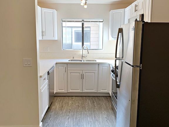 3rd image of 1010-1012 E Acacia Ave #103
