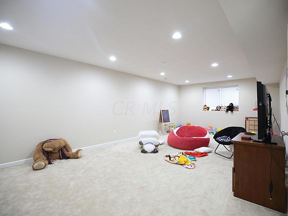 4th image of 933 Farmington Ln