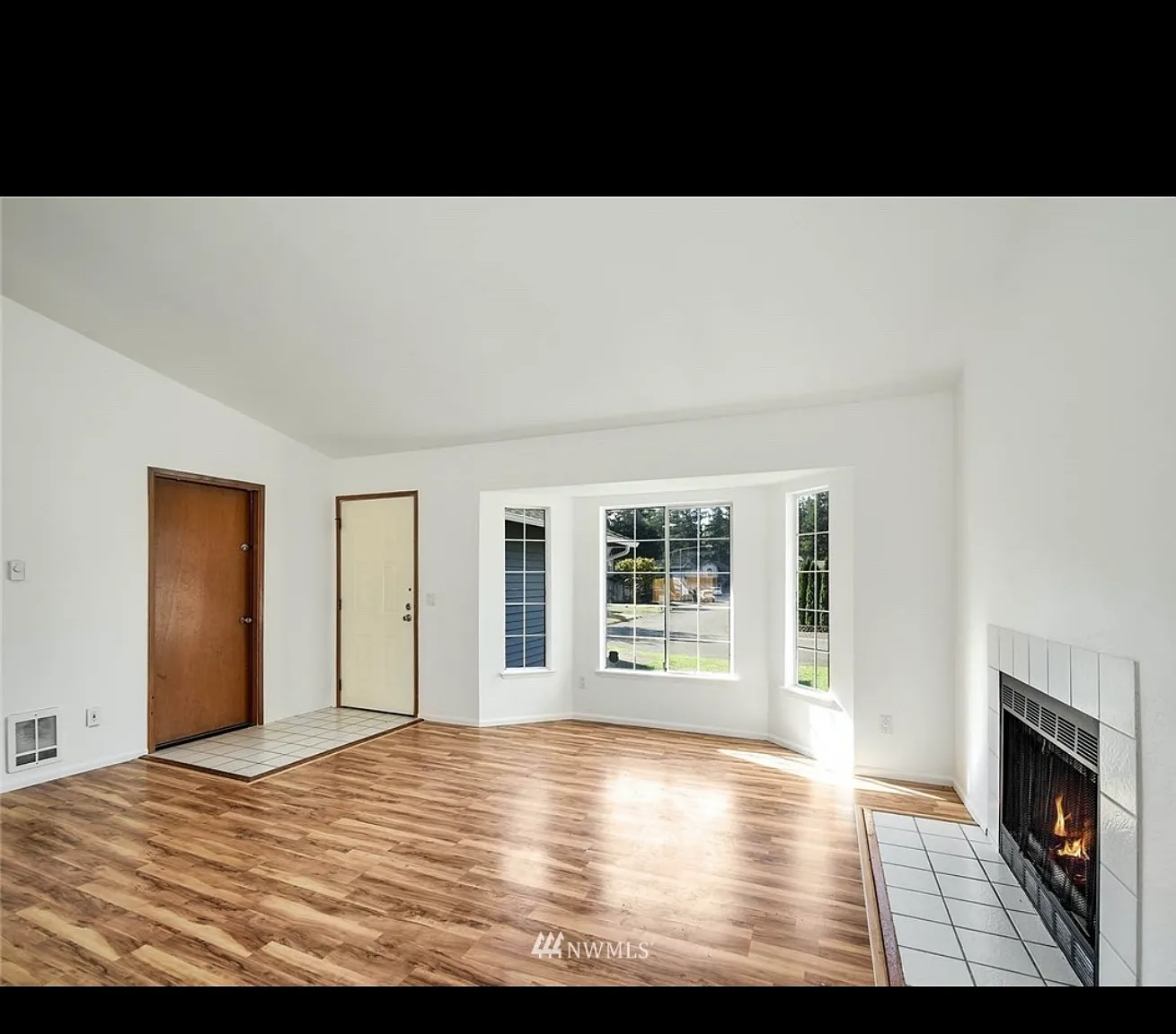 3 bed, 1090 sqft, $2,600 — Photo 4