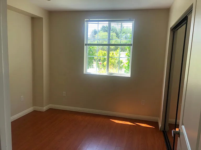 16429 Victory Blvd — Photo 17