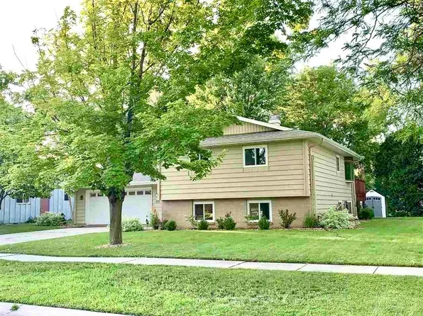 771 Meadowbrook Ln, Fond Du Lac, WI 54935