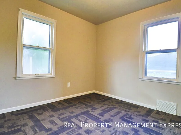2905 E 19th St — Photo 12