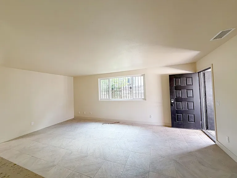 1553 W 58th Pl — Photo 2