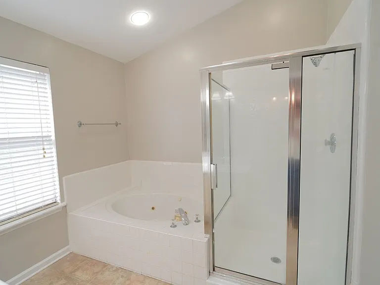 1908 Wagon Wheel Cir E — Photo 17