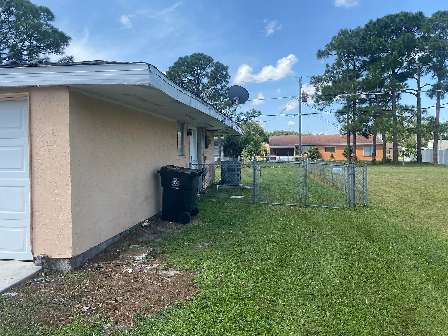 3 bed, 2.0 bath, 1395 sqft, $2,100 — Photo 2