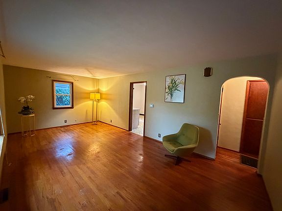 5th image of 1402 W Clark St