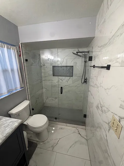MASTER BATH - 17449 Duquesne Rd