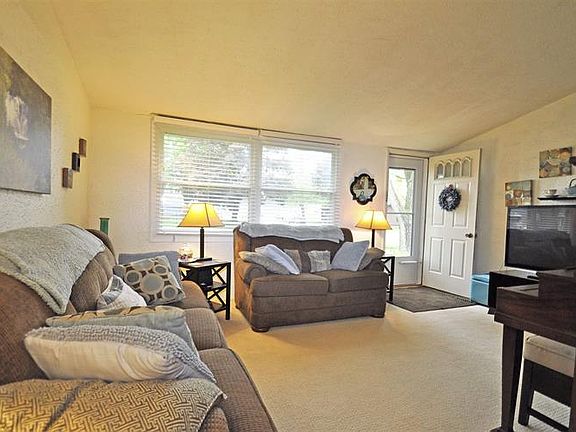 3rd image of 826 W Edgar Ave