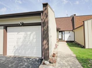 43 Briarwood Sq, Indian Head Park, IL 60525