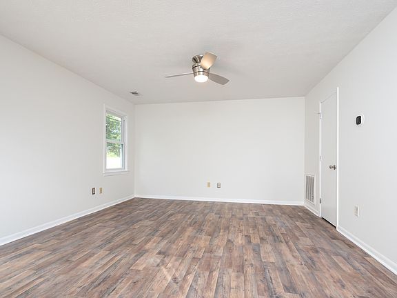 5th image of 210 Larchwood Dr