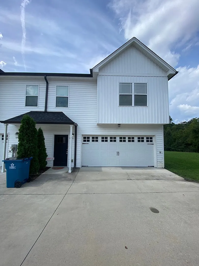 4 BR, 2 BA, 2 Car Garage | Close to Chattanooga, Volkswagen, FedEx, & Amazon — Photo 1