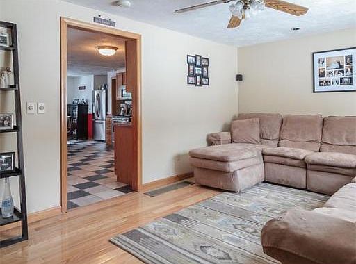 5th image of 8 Crestwood Ave