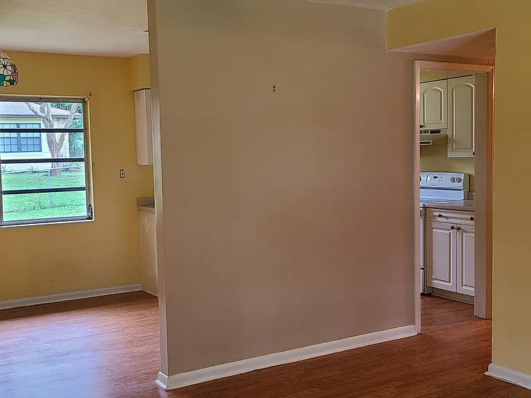 913 Dorian St — Photo 5