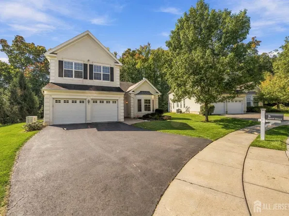 5 Ascot Ct, Kendall Park, NJ 08824