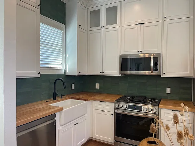 209 E 23rd St — Photo 11