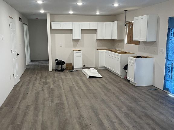 3rd image of 823 Myra St