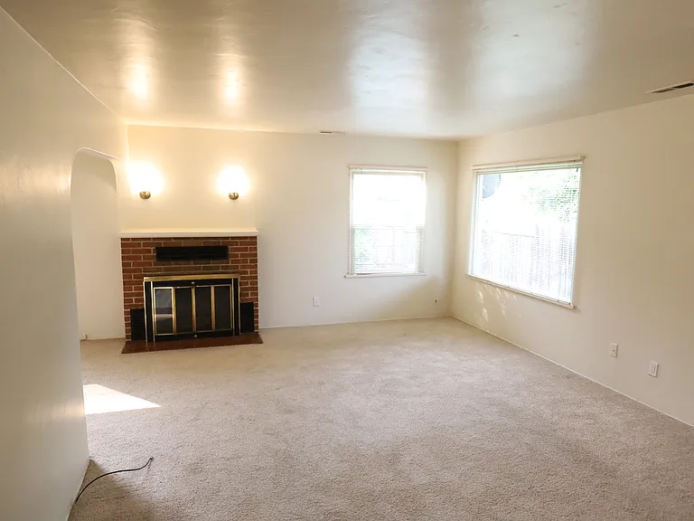 1001 NE Churchill St — Photo 5