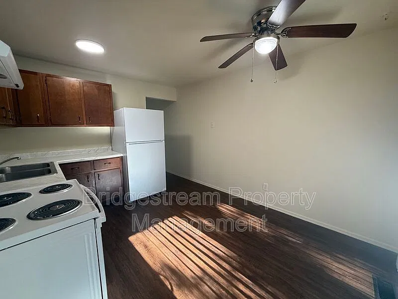 2 bed, 1.0 bath, 750 sqft, $925 — Photo 2