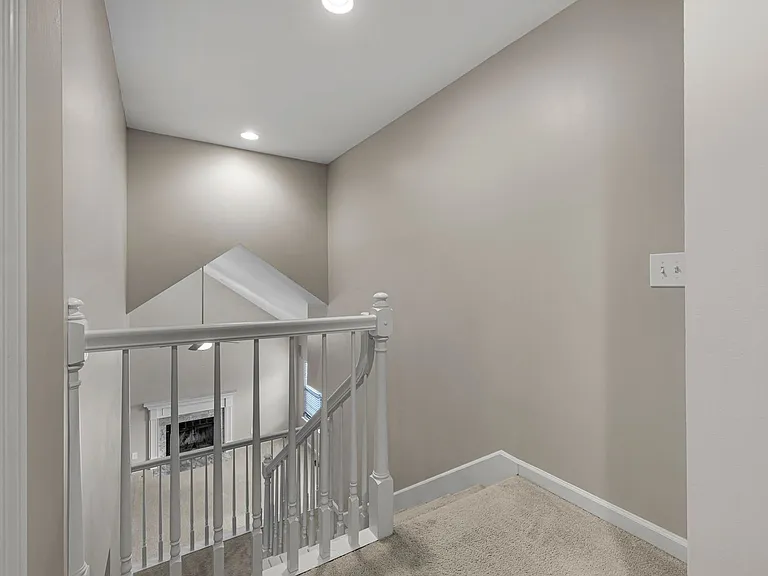 128 Clarendon Cir — Photo 37