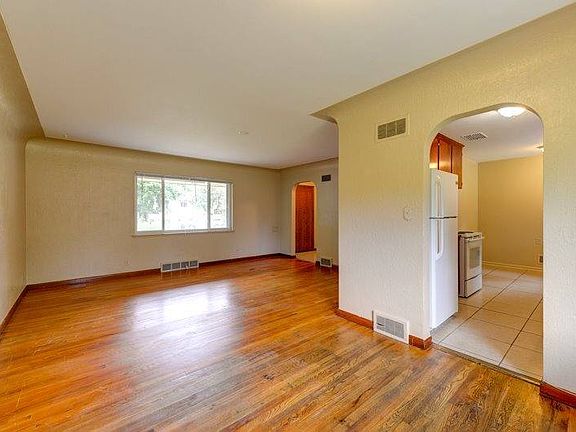 3rd image of 2372 Oakland St