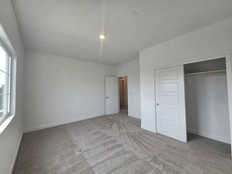 2320 S Claremont Ave — Photo 30