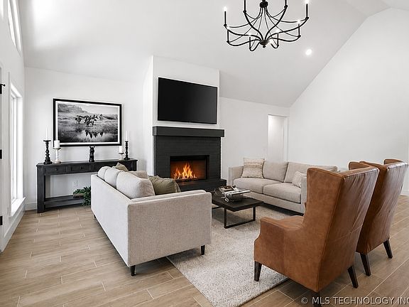 3rd image of 2722 Highlands Pl