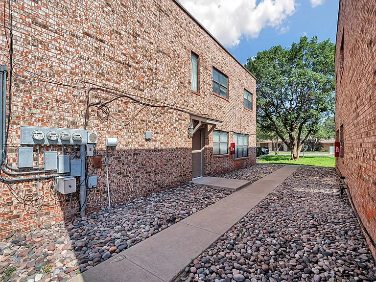 422 W Pecan Ave #D — Photo 4