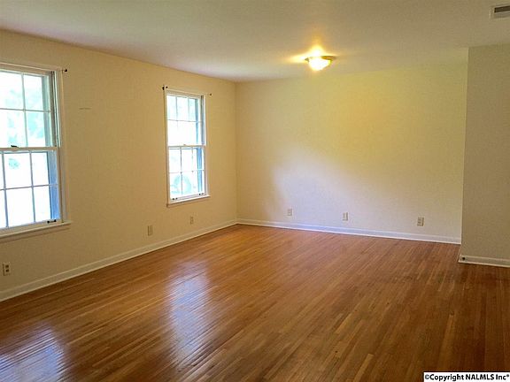 4th image of 525 Harolds Dr NW