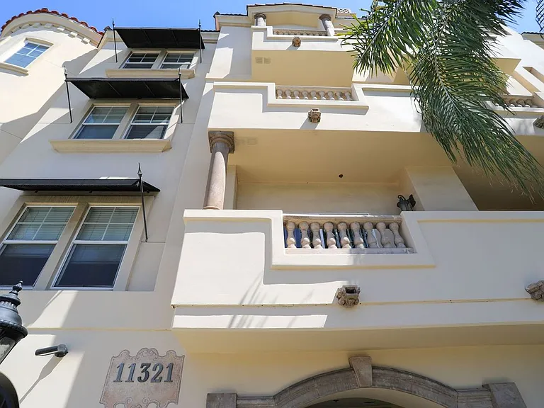 11321 Moorpark St — Photo 35