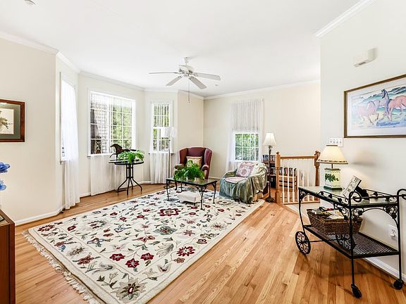 4th image of 115 Acorn Dr