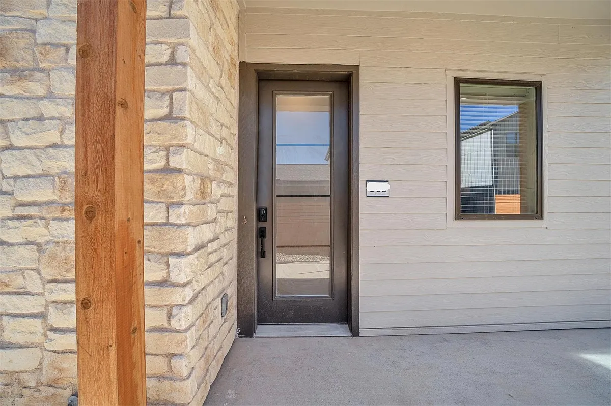 Building Photo - 1601-502 Mustang Dr