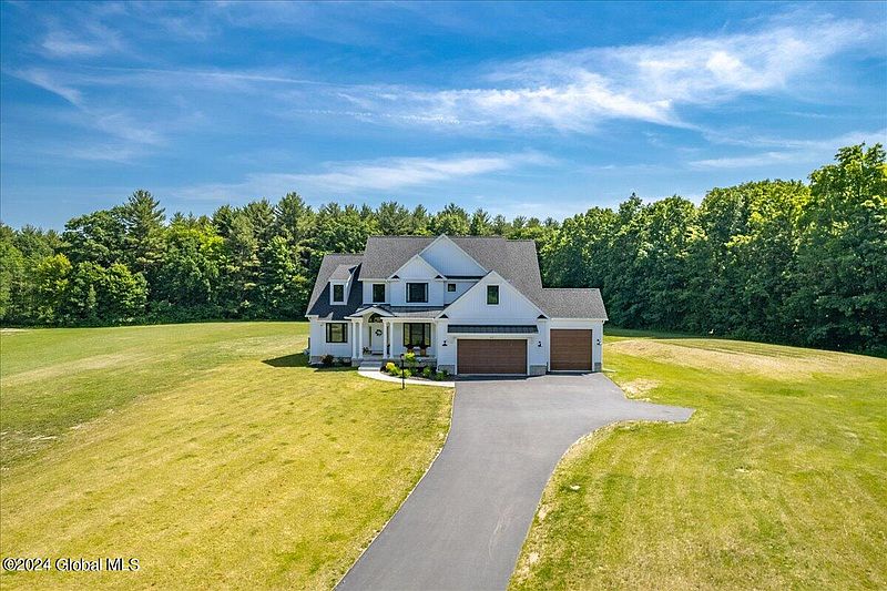 3rd image of 25 Pine Hollow Drive