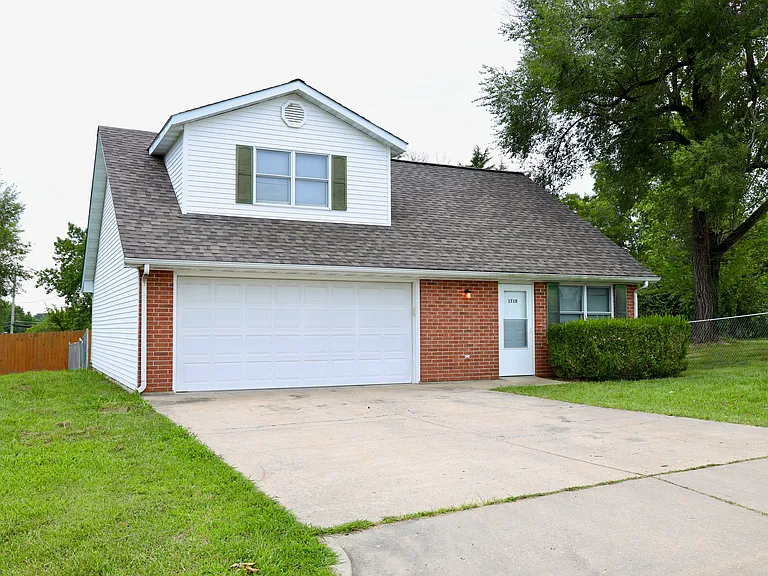 1710 Ashwood Dr — Photo 1