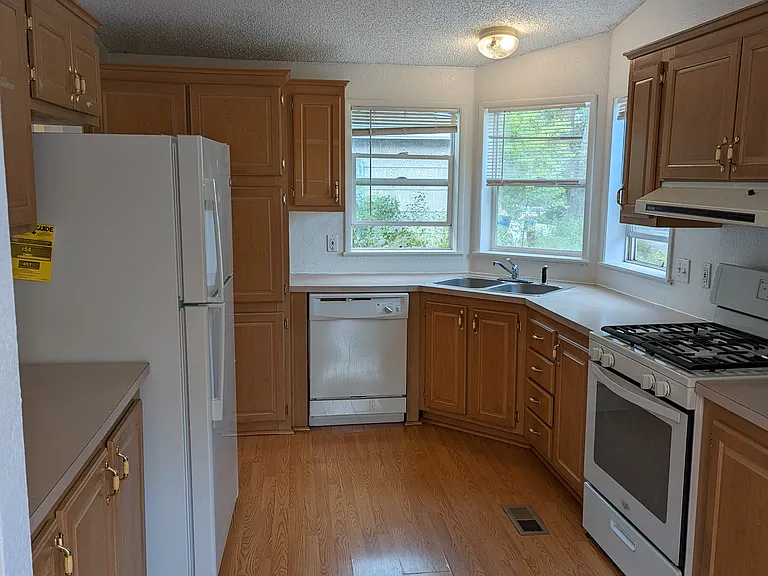514 Holbrook St — Photo 3