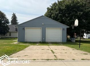 290 1st St NE, Britt, IA 50423