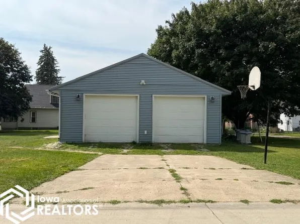 290 1st St NE, Britt, IA 50423
