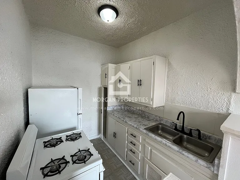 1231 W Walnut St — Photo 32